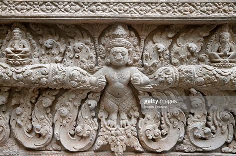 Lintel with Garuda: A Tapestry of Mythology and Intricate Detail!